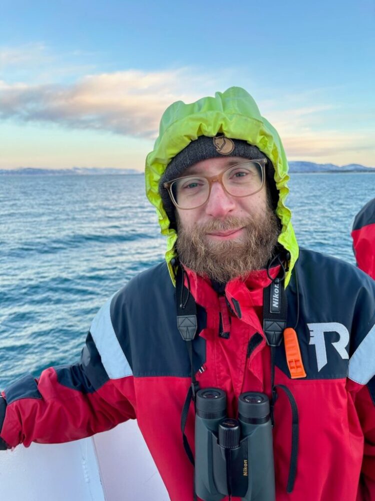 Resestipendiat Martin Iinatti Brengdahl på valsafari utanför Reykjavík. Fotograf Per Eriksson.