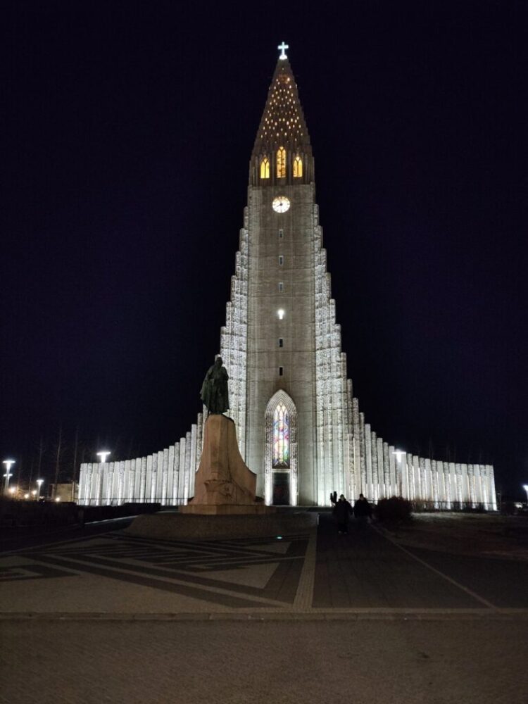 Staty av Leif Eriksson i förgrunden och Hallgrímskirkja som tornar upp sig bakom. Fotograf Martin Iinatti Brengdahl.